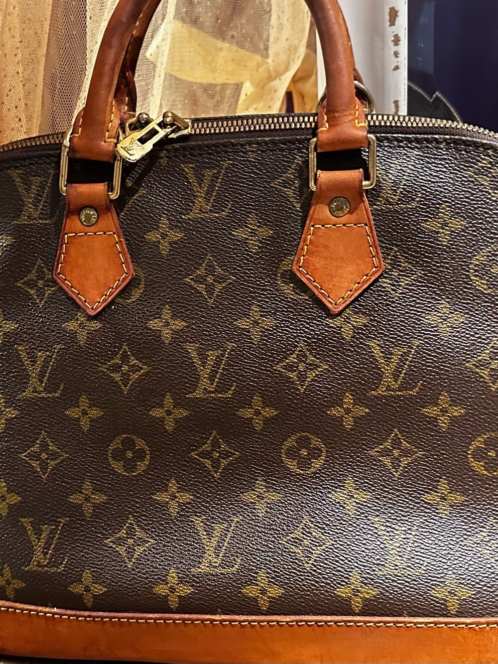 Louis Vuitton Alma - Picture 2 of 11